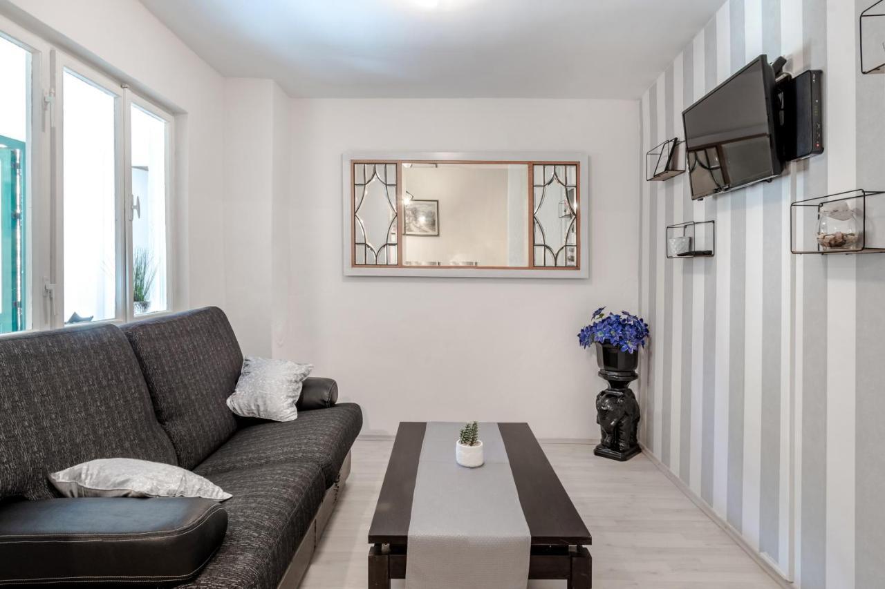 Heavenly Corner Apartment Split Exterior photo